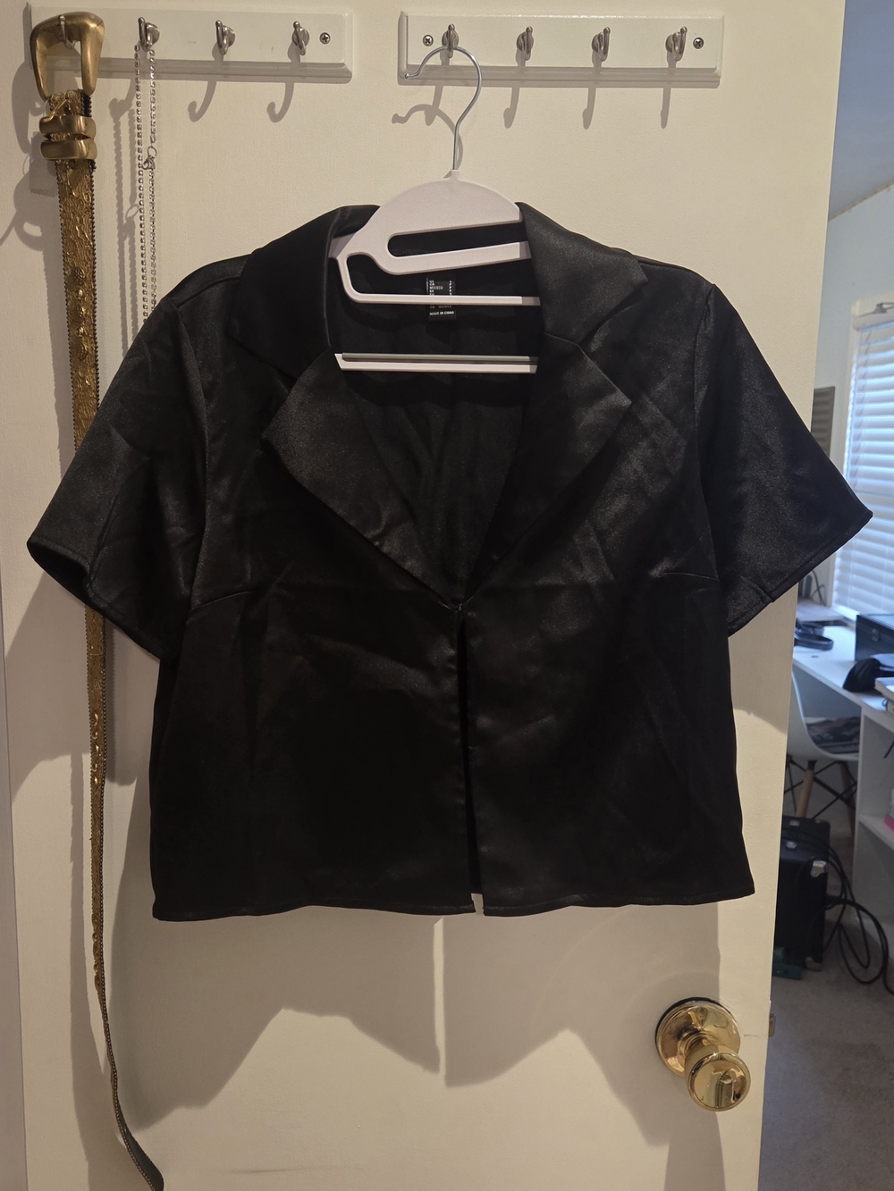 Forever 21 Black Short Sleeve Cropped Collared Blouse